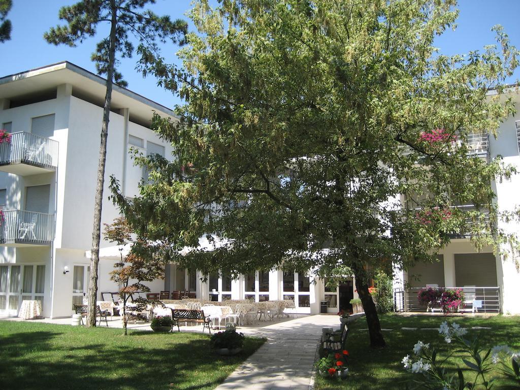 Hotel Eurovil Garni Lignano Sabbiadoro Exterior foto